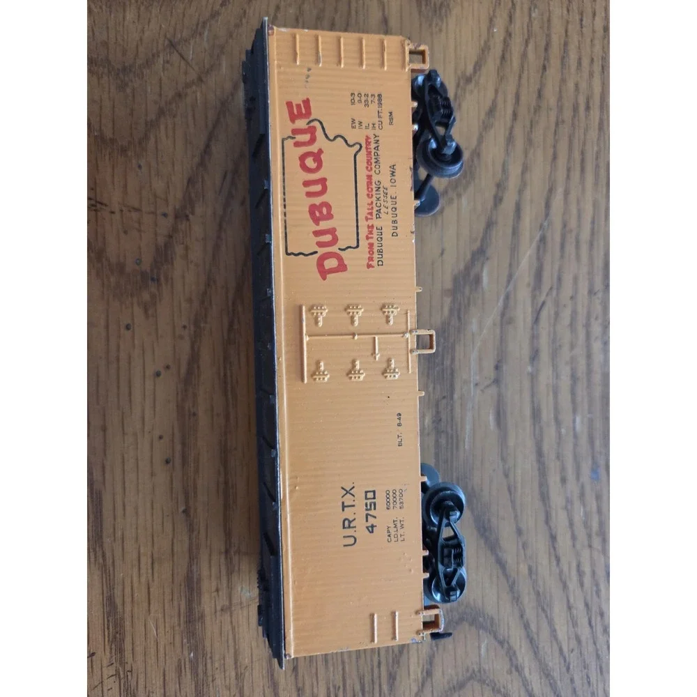 Dubuque Packing Company HO Scale U.R.T.X. Reefer Car‎ 4750 Corrugated sides